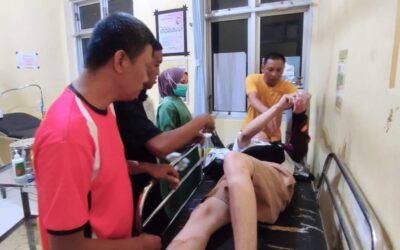 Pemuda Kejang-Kejang Usai Tabrakan di Patung Jeruk, Personel Kodim Sigap Evakuasi Pemuda Kejang-Kejang Usai Tabrakan di Patung Jeruk, Personel Kodim Sigap Evakuasi
