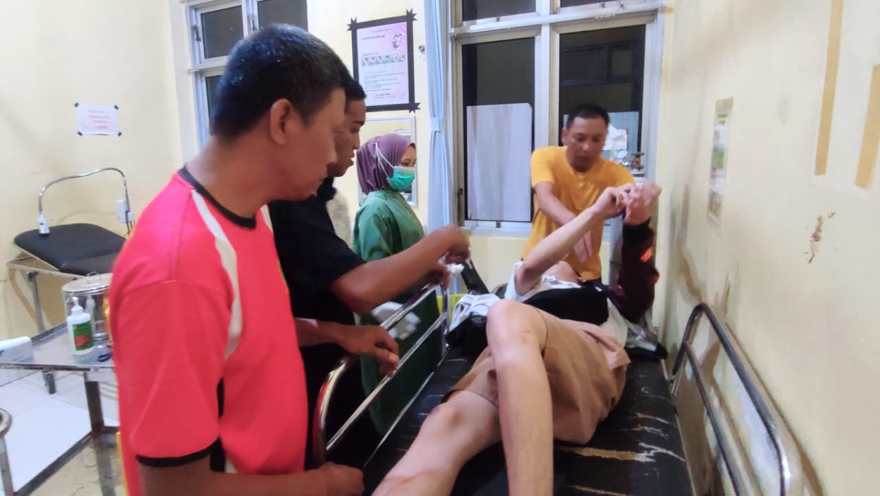 Pemuda Kejang-Kejang Usai Tabrakan di Patung Jeruk, Personel Kodim Sigap Evakuasi Pemuda Kejang-Kejang Usai Tabrakan di Patung Jeruk, Personel Kodim Sigap Evakuasi
