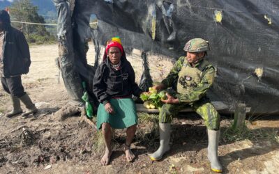 Rosita di Tanah Eronggobak, TNI Borong Hasil Tani Rakyat Rosita di Tanah Eronggobak, TNI Borong Hasil Tani Rakyat