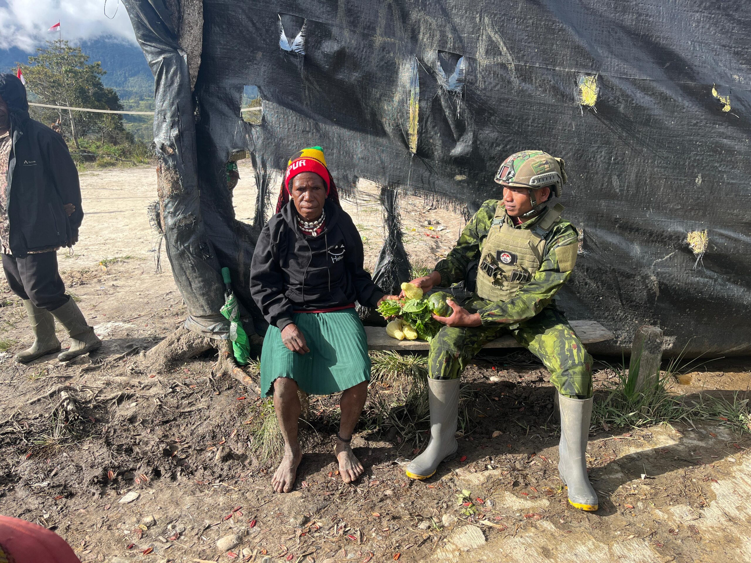 Rosita di Tanah Eronggobak, TNI Borong Hasil Tani Rakyat Rosita di Tanah Eronggobak, TNI Borong Hasil Tani Rakyat